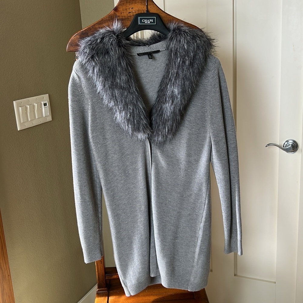 Ladies, knee length sweater with detachable faux for collar